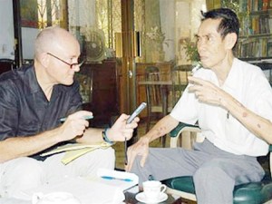 Professor Larry Berman and General Pham Xuan An. — Photo tienphong 