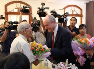 Giáo sư Larry Berman tặng hoa cho đồng đội của thiếu tướng Phạm Xuân Ẩn trong lễ ra mắt sách Điệp viên hoàn hảo X6 tại TP.HCM - Ảnh: First news