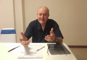 GS. Larry Berman trao đổi với Thanh Niên tại khách sạn Continental