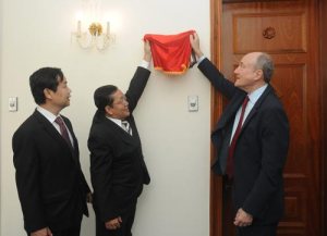 Nội dung bảng đồng lưu niệm ghi: “Trong cuộc chiến tranh Việt Nam, khách sạn Continental Sài Gòn, trước đây có tên gọi là Continental Palace từng là trụ sở của các tạp chí danh tiếng Time và Newsweek. Với sứ mệnh nhà tình báo chiến lược, Tướng Phạm Xuân Ẩn đã đi học báo chí ở Mỹ và sau đó là nhà báo chính thức của hãng tin Reuters, tạp chí Time và New York Herald Tribune, từng hoạt động tại đây cho đến ngày 30.4.1975”. GS. Larry Berman là nhà sử học, giáo sư danh dự tại Trường Đại học California, hiện là Trưởng khoa đào tạo nhân tài ưu tú, Trường Đại học quốc gia Georgia (Mỹ).