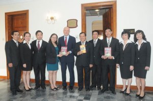 GS Larry Berman tham gia đặt bảng đồng nơi Thiếu tướng tình báo Phạm Xuân Ẩn từng làm việc 