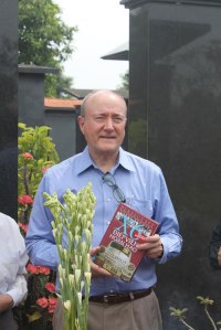 GS Larry Berman trước mộ Thiếu tướng tình báo Phạm Xuân Ẩn 