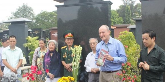 Bạn-bè-và-đồng-đội-cùng-hướng-về-Phạm-Xuân-Ẩn-798x350